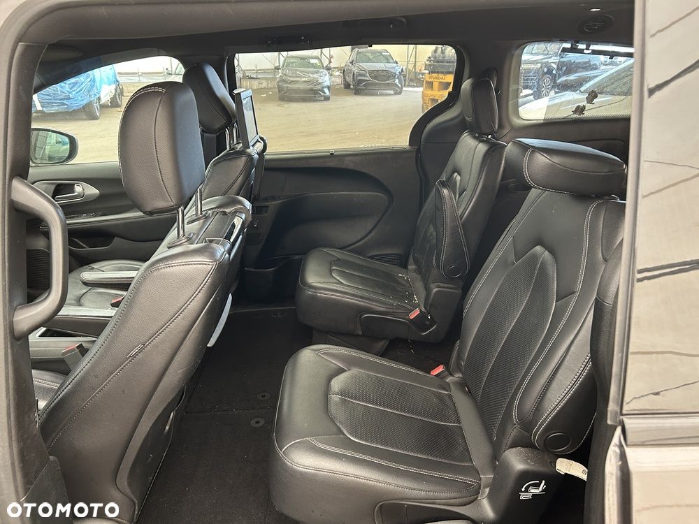 Chrysler Pacifica - 32