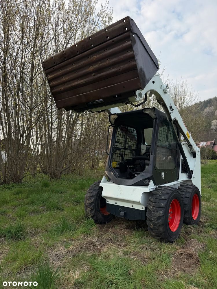 Bobcat S450 ładowarka 4x4 wózek terenowy. Łyżka. Pełne sterowanie z dżojstika jazda i praca. Aktualne serwisy DEKRA 2026r. Dokumentacja Pełna. Silnik Kubota 4cyl 55km. Maszyna Jak Nowa z Salonu! Pochodzi z Norweskiego Gospodarstwa! 2019 rok 1880 mtg! Zero luzów i wycieków. Bardzo mocna i wydajna maszyna o małych gabarytach! Idealna do stajni oraz Budownictwa. OKAZJA TANIO 3 wyjścia Hydrauliczne pod urządzenia!! - 25