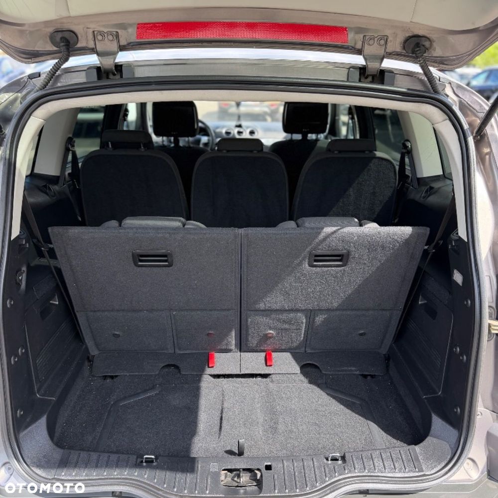 Ford S-Max - 11