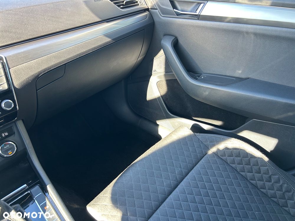 Skoda Superb 2.0 TDI DSG Premium Edition - 24