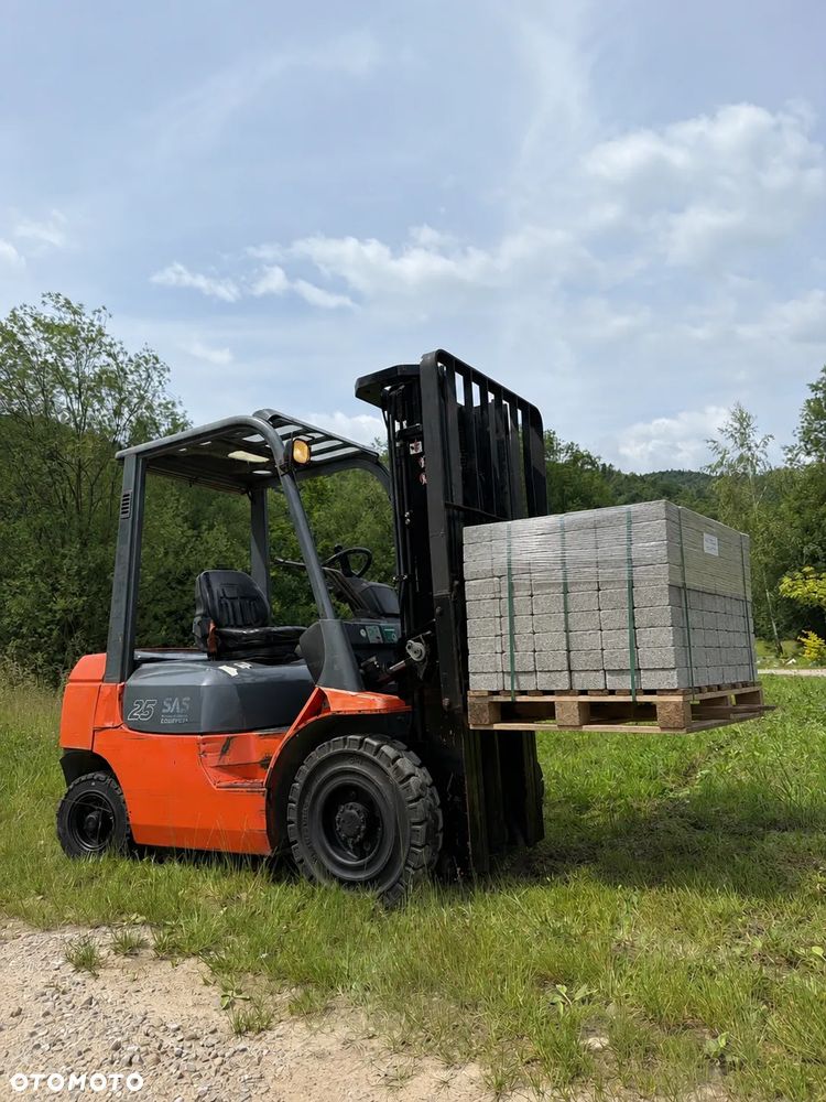 Toyota 7FDF25 Wózek Widłowy 2,5tony. Niski Przebieg 4800 mtg. Wolny skok. Triplex. Oryginał z Norwegii z Gospodarstwa ziemniaczanego woził lekkie ładunki.. Zero luzów i wycieków. Maszyna po wszystkich dużych serwisach w DEKRA. ZERO wkładu własnego. Maszt Triplex. Dodatkowa 3 linia Hydrauliczna. Diesel! Hamulce brzytwa! Koła pełne. REWERS JAZDA. Opony bardzo ładne. Oświetlenie fabryczne. Potężna moc. Wysoka precyzja pracy oraz jazdy! - 2