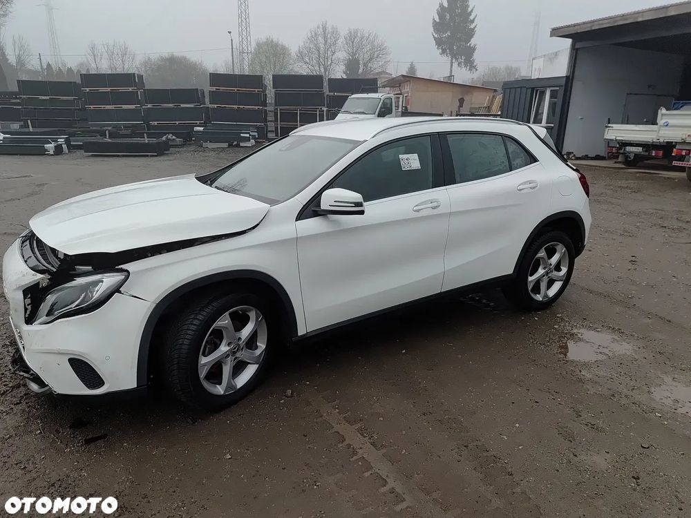 Mercedes-Benz GLA - 25