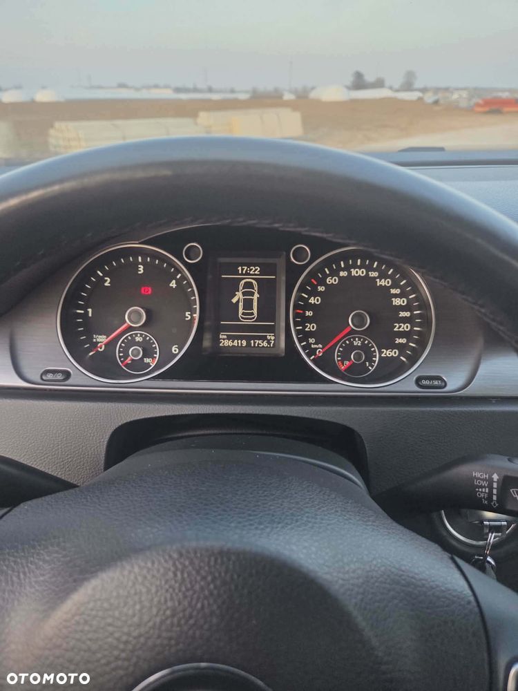 Volkswagen Passat 2.0 TDI Comfortline - 24
