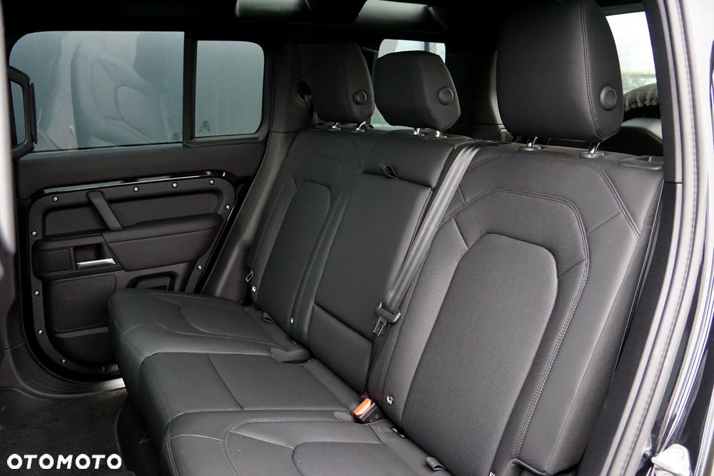 Land Rover Defender 110 D250 X-Dynamic SE - 25