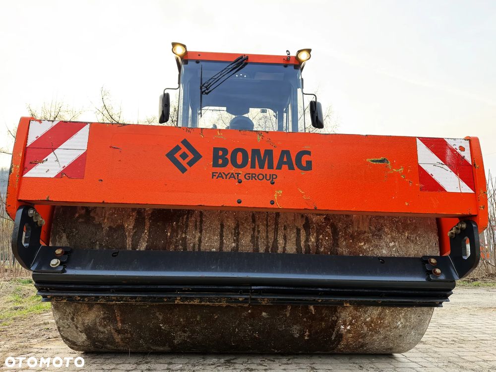 Bomag BW213 D-5 Walec Drogowy Terenowy 15 ton. Import Norwegia 2020 rok. 1050 Mtg. silnik DEUTZ 4cyl. 140 km. Maszyna nie różni się od Nowej z salonu! Klima wentylacja. Serwisy w Dekra AKTUALNE. Zero zniszczeń IGŁA !! Gotowa do długiej pracy. Po dużych serwisach eksploatacyjnych w Norwegii. Walec z Upadłości od pierwszego właściciela. Jego historia od nowosci to jedna robota na stadionie miejskim! Jedyna taka okazja! - 12