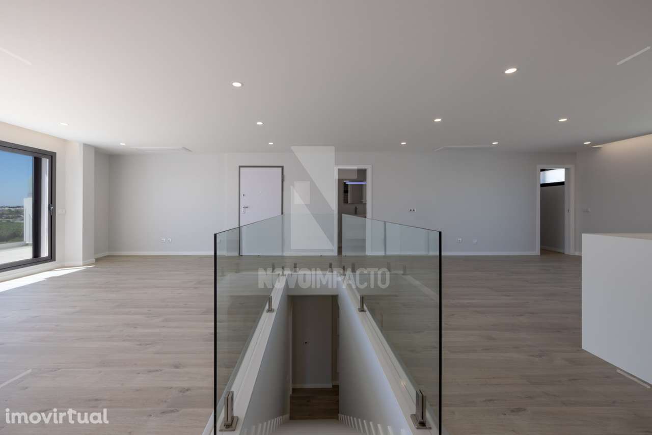 Alcochete - Apartamento T4 Duplex c/ Garagem, Parqueamento e Terraços - Grande imagem: 4/39