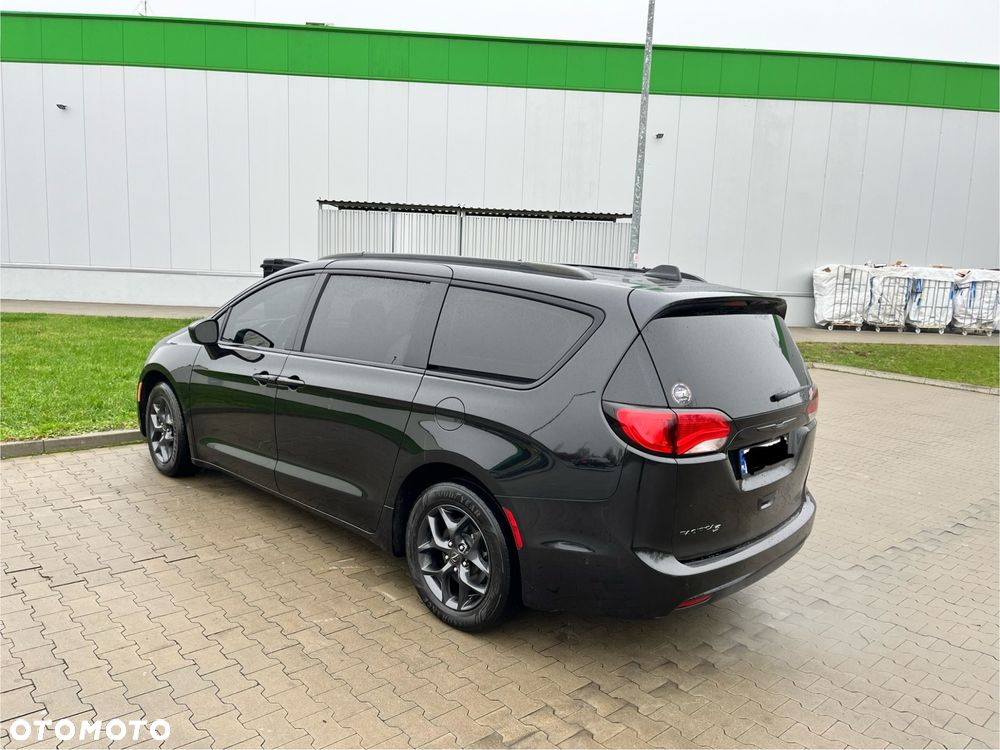 Chrysler Pacifica - 4