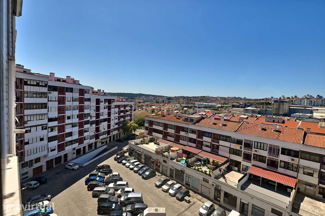 Amplo T2 com Elevador, Vista Panorâmica e a 280 m do Metro Amadora Est - Grande imagem: 4/31