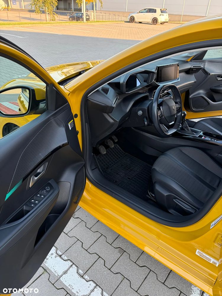 Peugeot 208 - 8