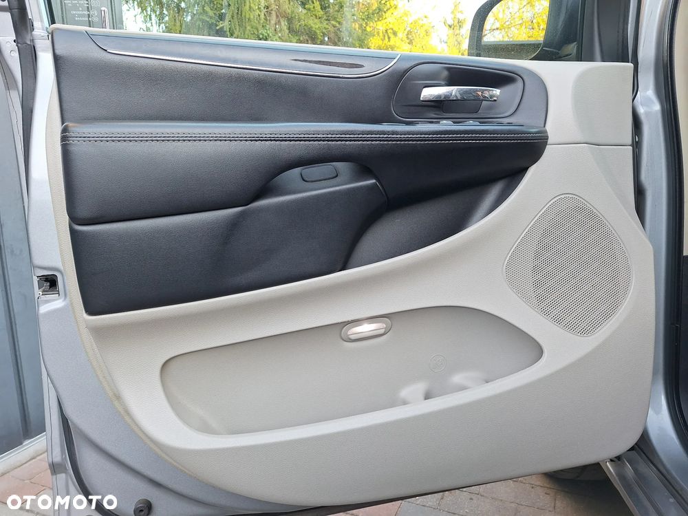 Chrysler Town & Country - 16