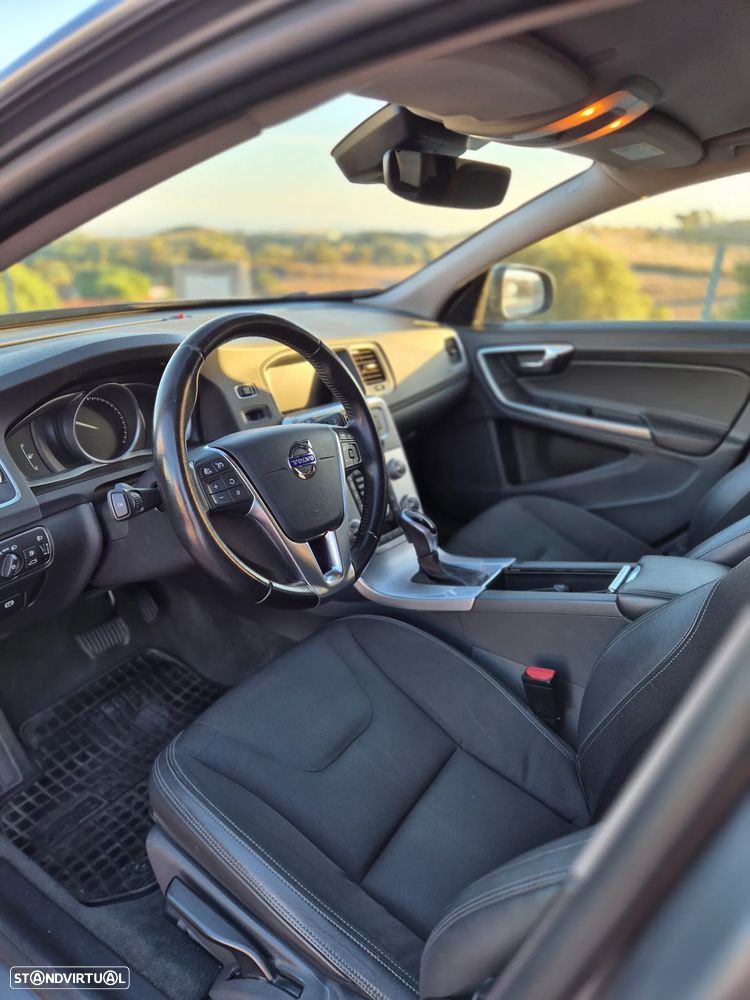 Volvo V60 2.0 D2 Momentum Geartronic - 4