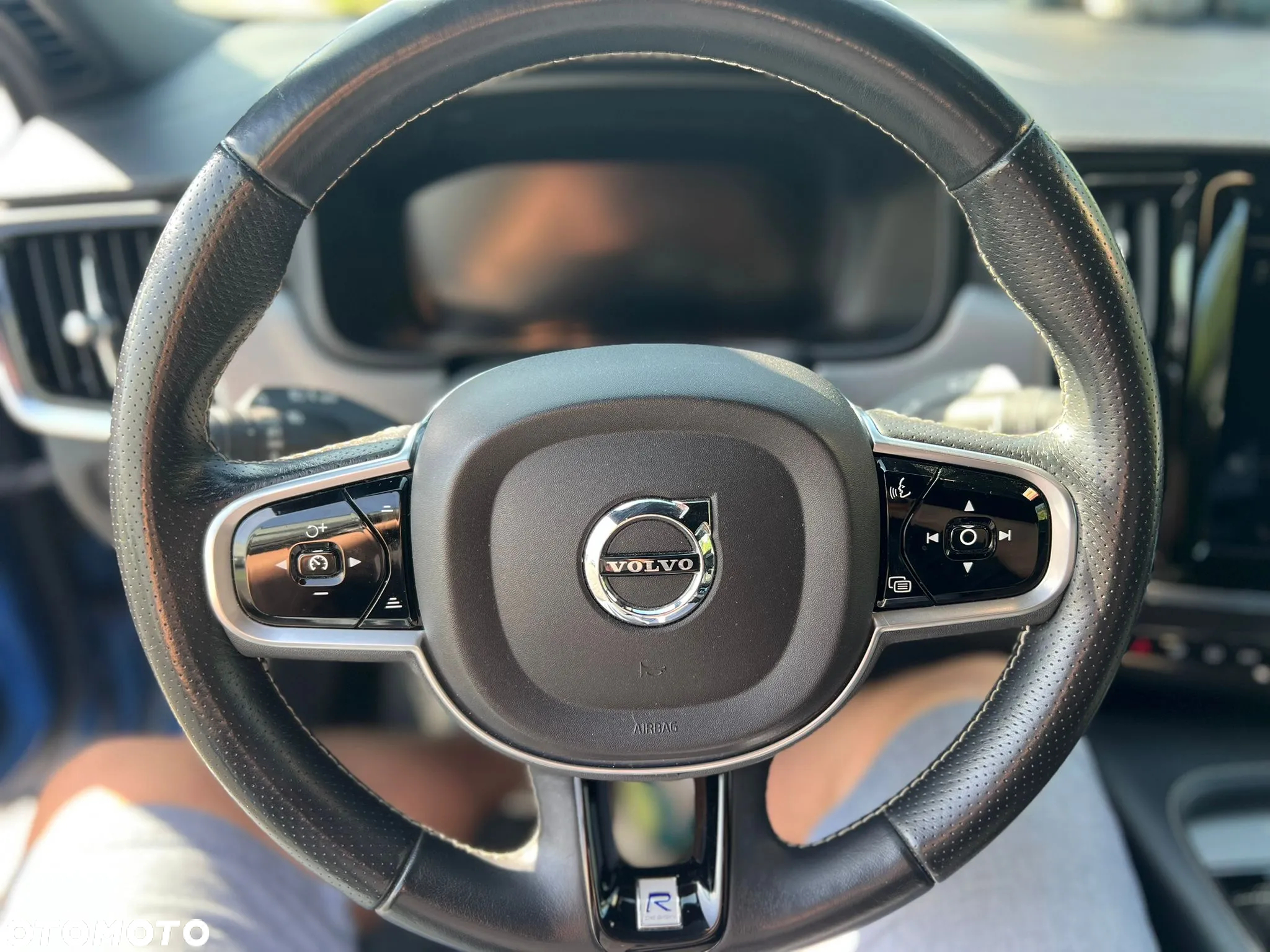 Volvo V90 D5 SCR AWD R-Design - 31