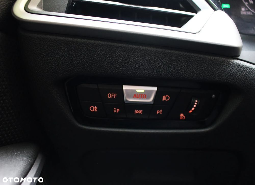 BMW Seria 3 318d Sport Line - 24
