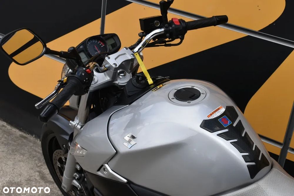 Suzuki GSR - 12