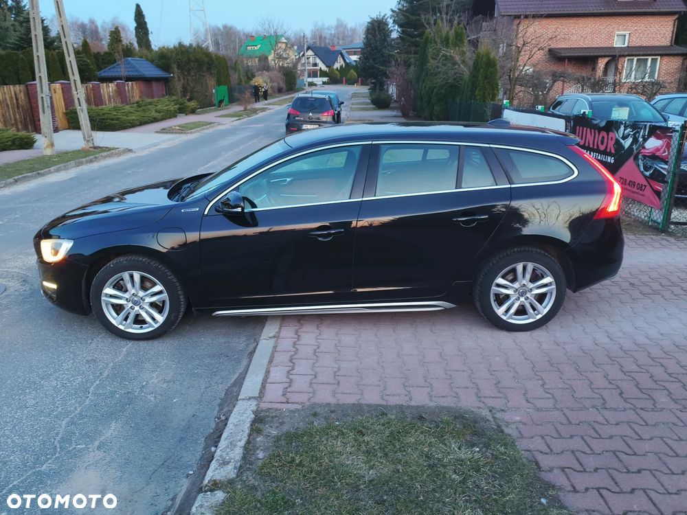 Volvo V60 D6 AWD Plug-in Hybrid R-Design Momentum - 21