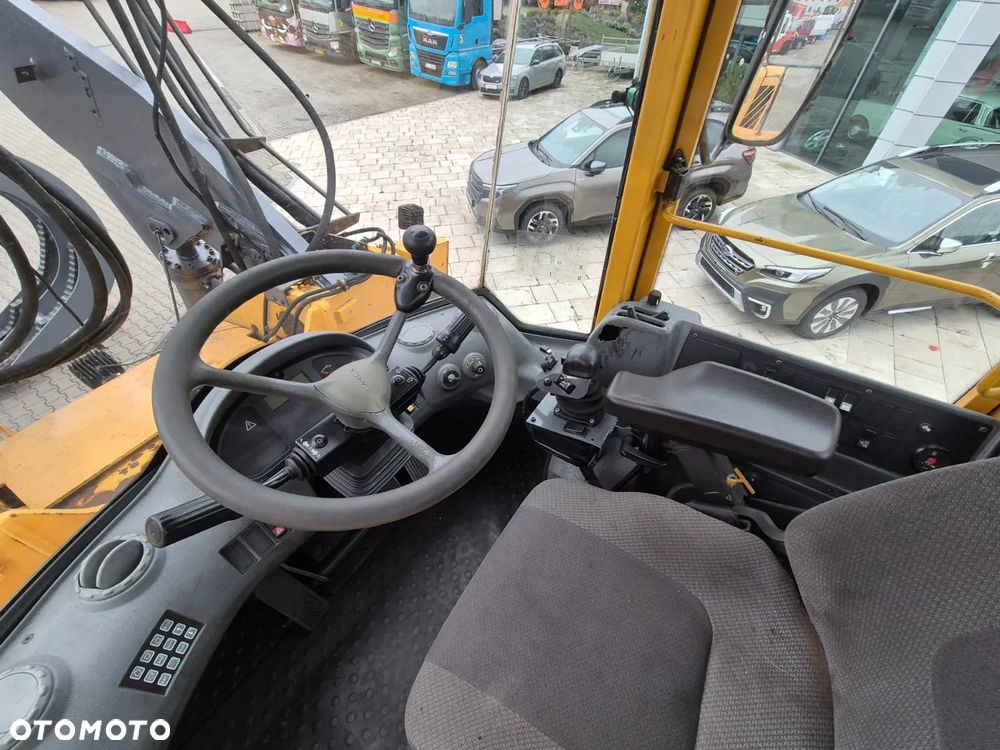 Volvo L 180E 4X4 / HEAVY DUTY / ŁADOWARKA KOŁOWA / CHWYTAK DO BALI I DREWNA / WIELE ZASTOSOWAŃ / OD PIERWSZEGO WŁAŚCICIELA / DOBRY STAN / MOŻLIWOŚĆ TRANSPORTU - 28