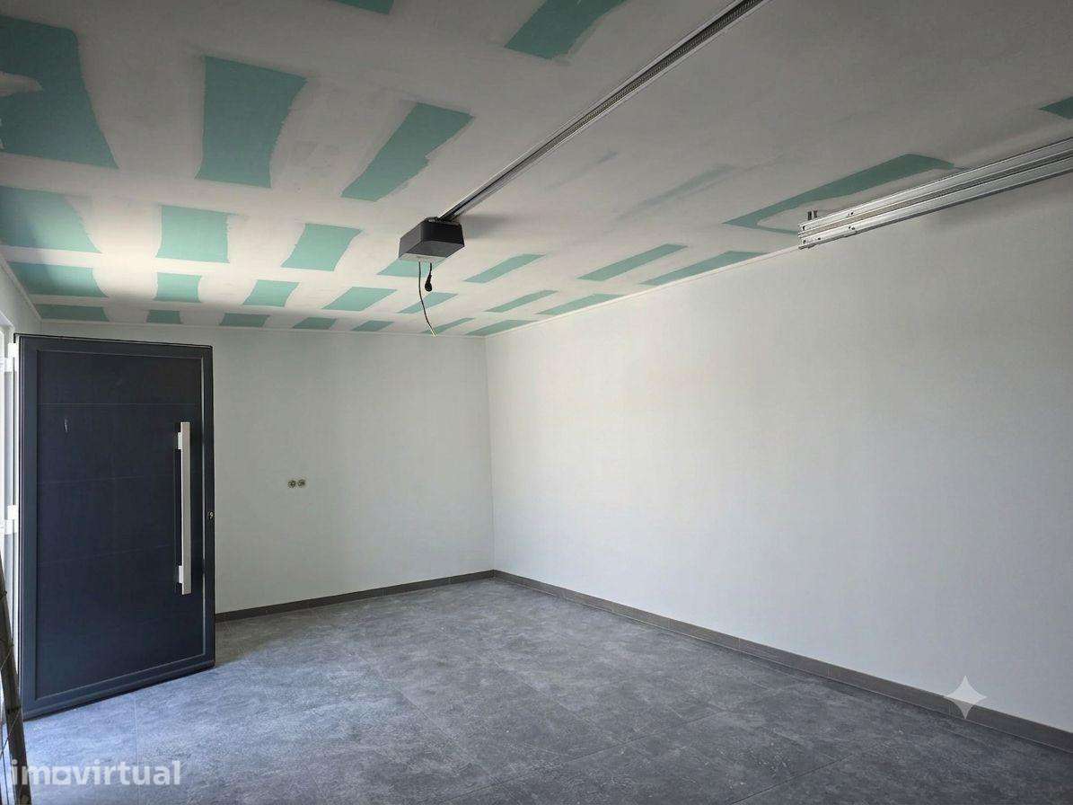 Moradia T2 totalmente remodelada e Equipada em Janas com Garagem e... - Grande imagem: 3/22