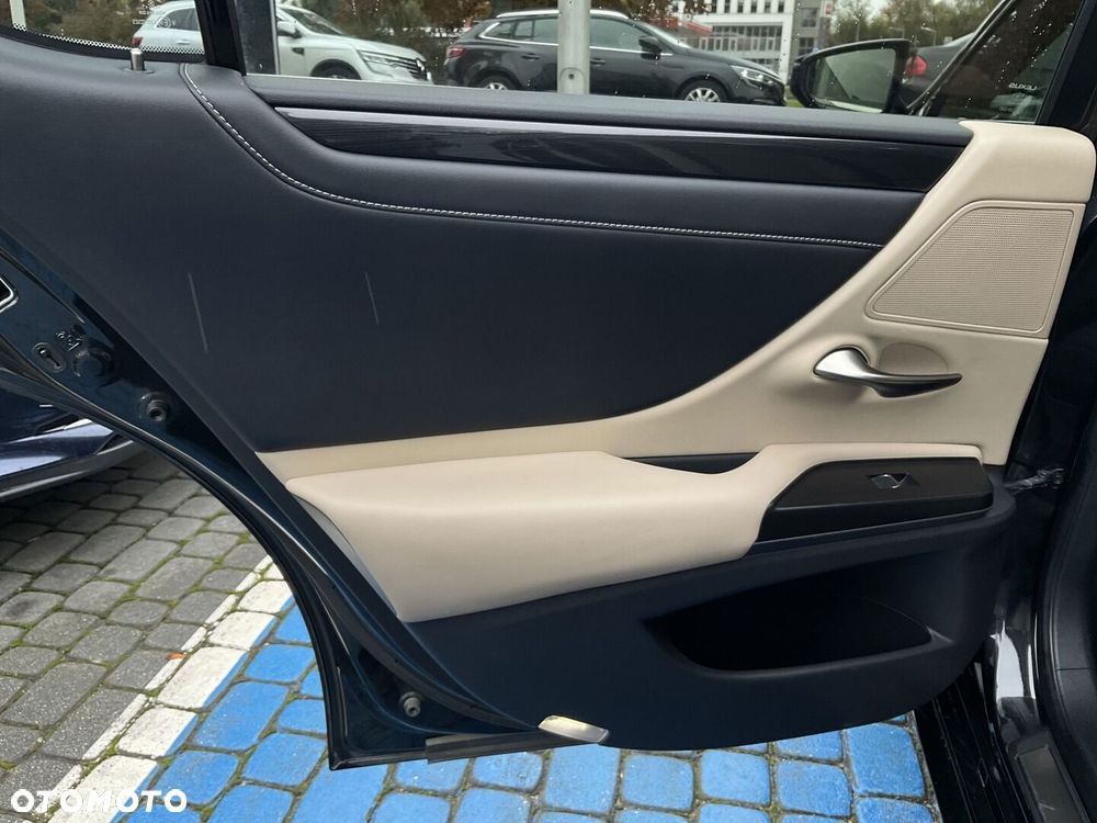 Lexus ES 300h Business Edition + - 16