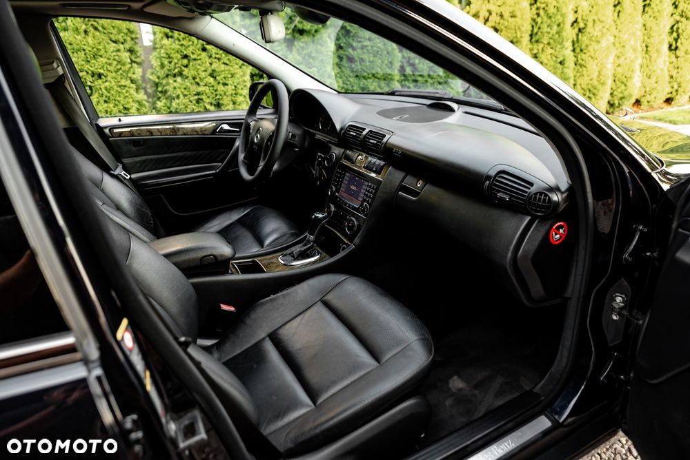Mercedes-Benz Klasa C 320 4Matic Avantgarde Sport Edition - 24