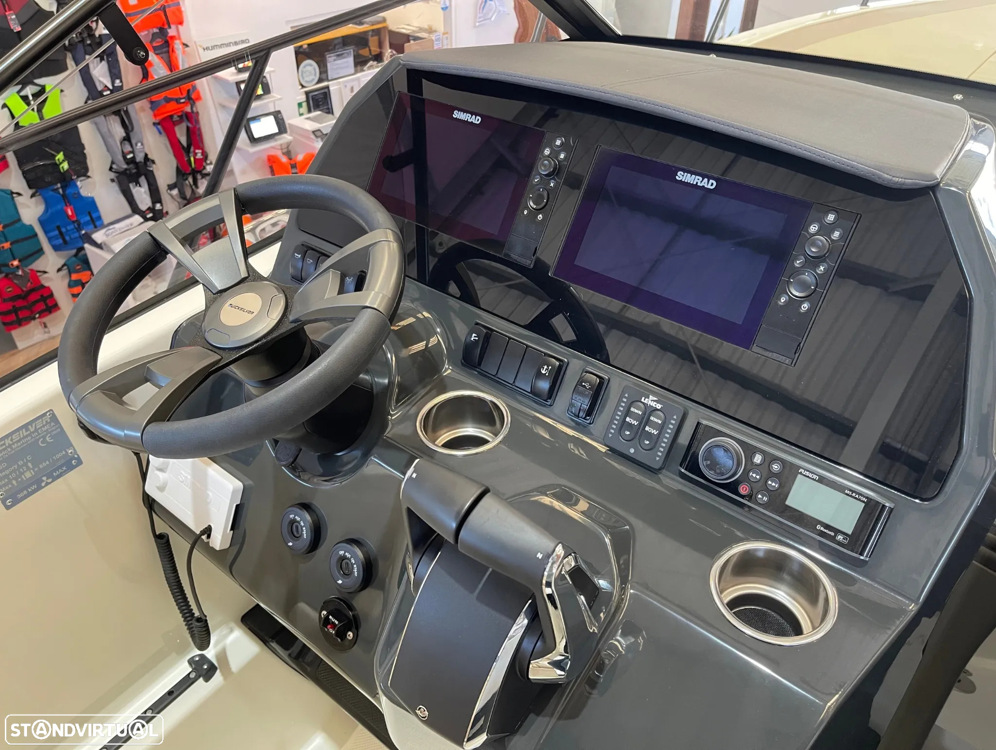 Quicksilver Activ 875 Sundeck - 9
