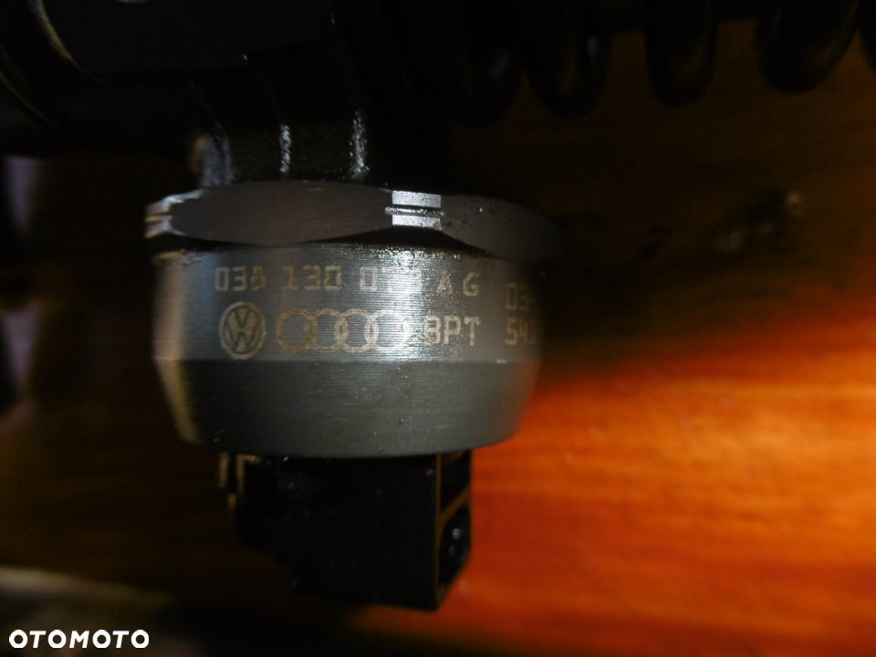 Wtrysk pompowtryskiwacz Audi Passat Touron 038130073AG - 2