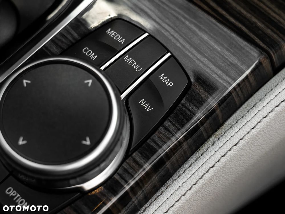 BMW Seria 5 M550i xDrive - 29