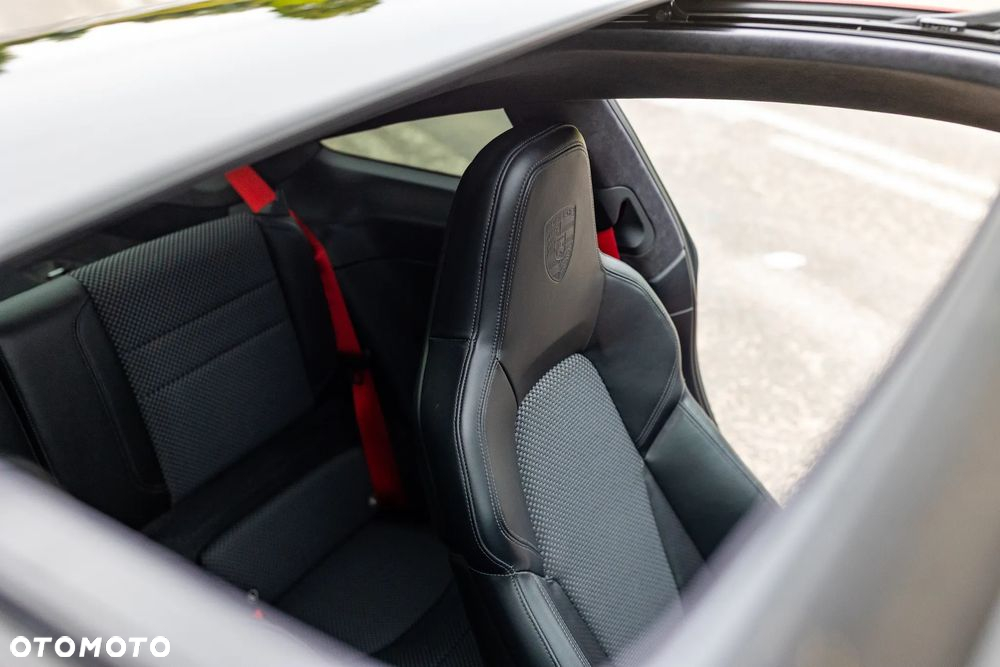 Porsche 911 Carrera 4S - 32