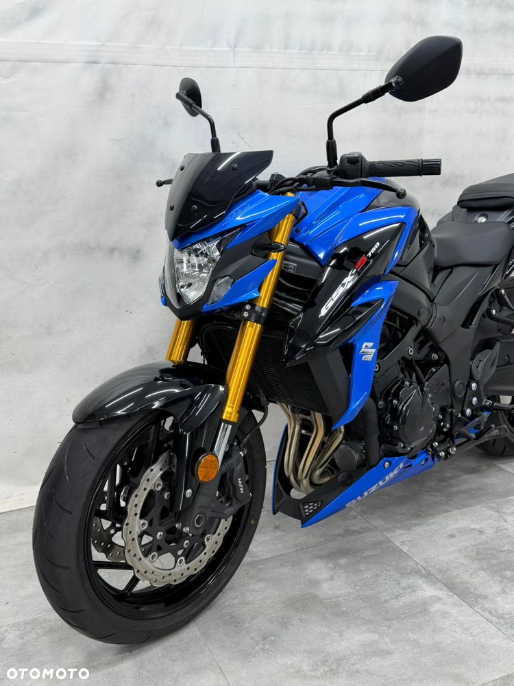 Suzuki GSX - 16
