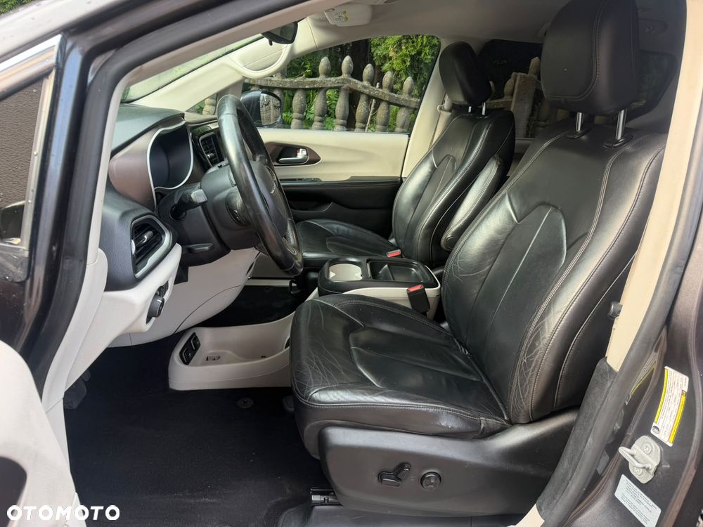 Chrysler Pacifica - 12