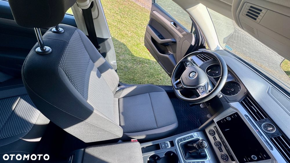Volkswagen Passat - 12