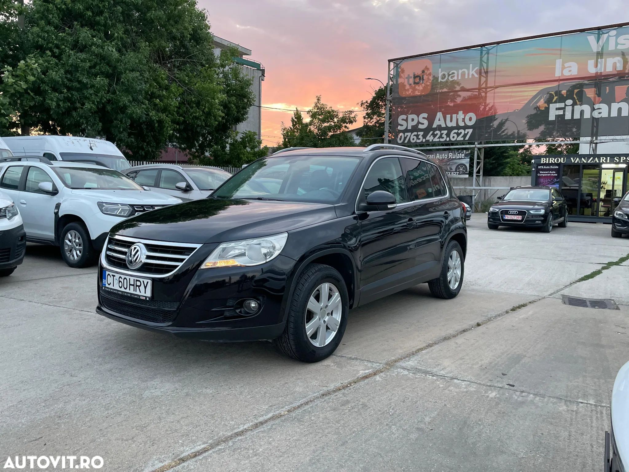 Volkswagen Tiguan - 1