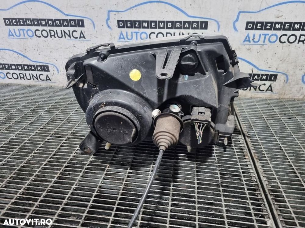 Far Stanga Dacia Duster 2010 - 2013 SUV 4 Usi (1304) Fara xenon - 2