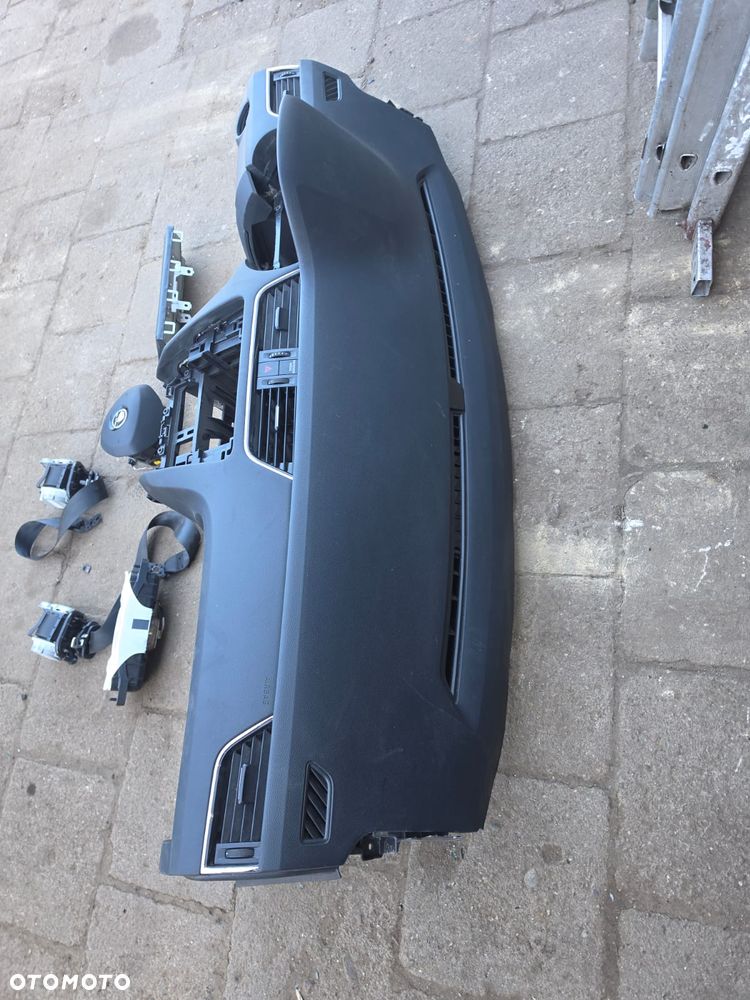 Konsola  kokpit  skoda  octavia  III  lift  komplet  oryginał - 1