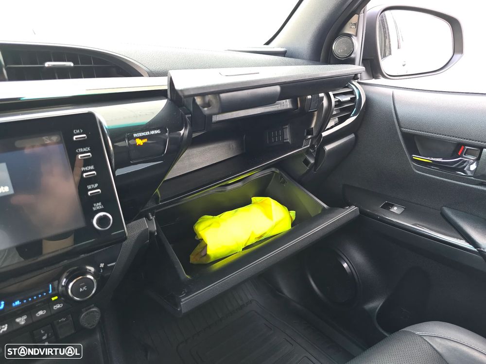 Toyota Hilux 2.8 D-4D 4WD Invincible TA - 38