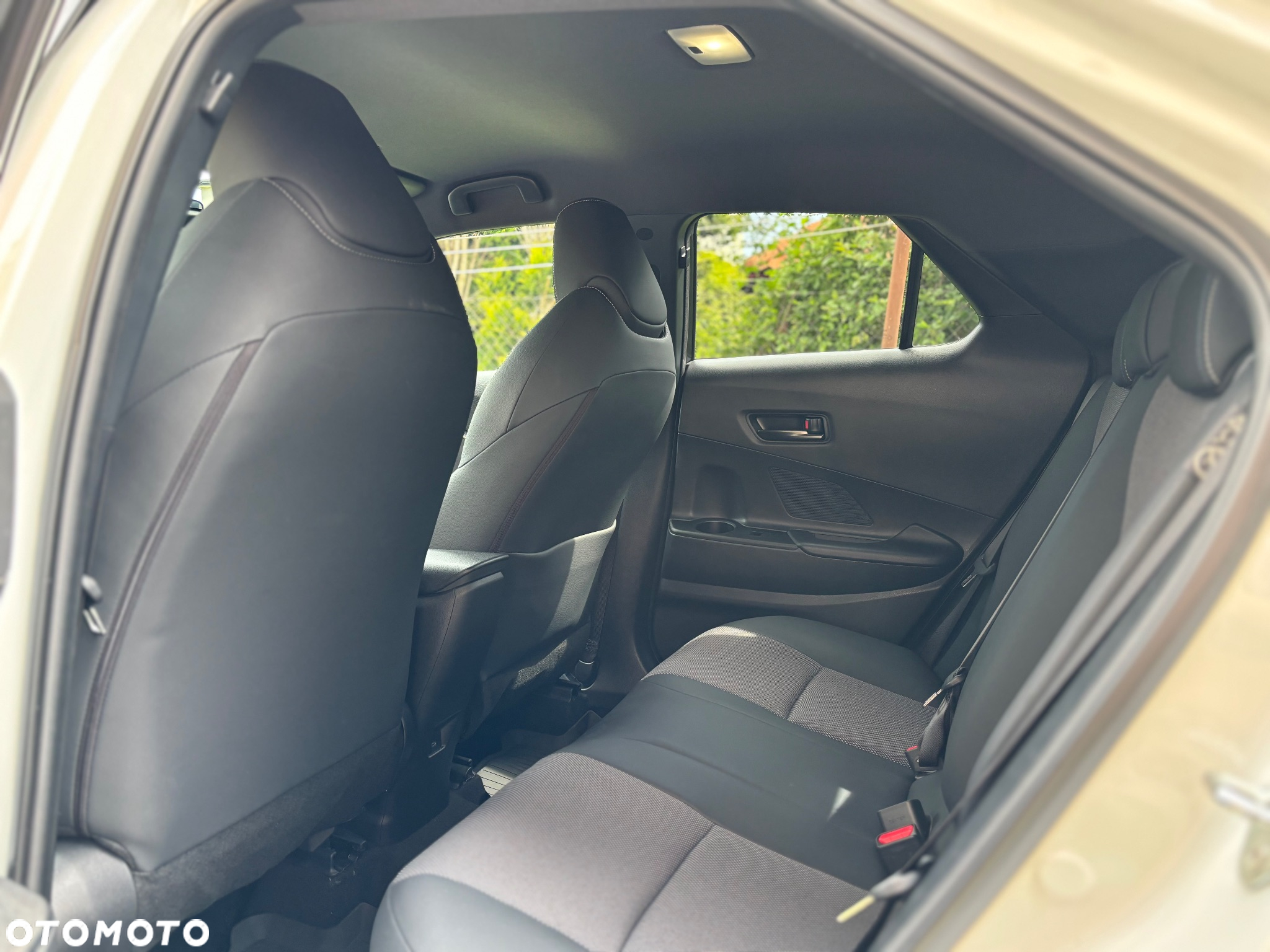 Toyota C-HR 2.0 Hybrid Executive - 32