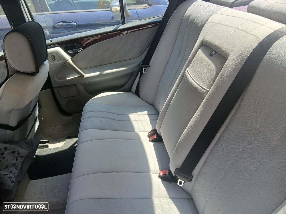 Mercedes-Benz E 220 D Classic - 7