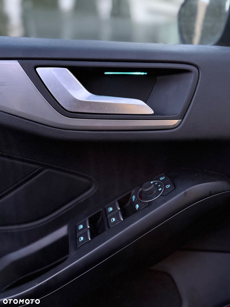 Ford Focus 1.0 EcoBoost Hybrid ACTIVE X - 36