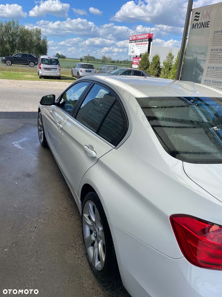 BMW Seria 3 320i xDrive - 11