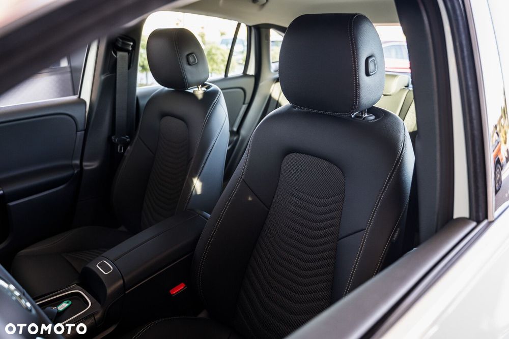 Mercedes-Benz GLA - 13