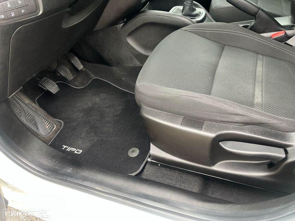 Fiat Tipo Station Wagon 1.3 M-Jet Lounge - 23