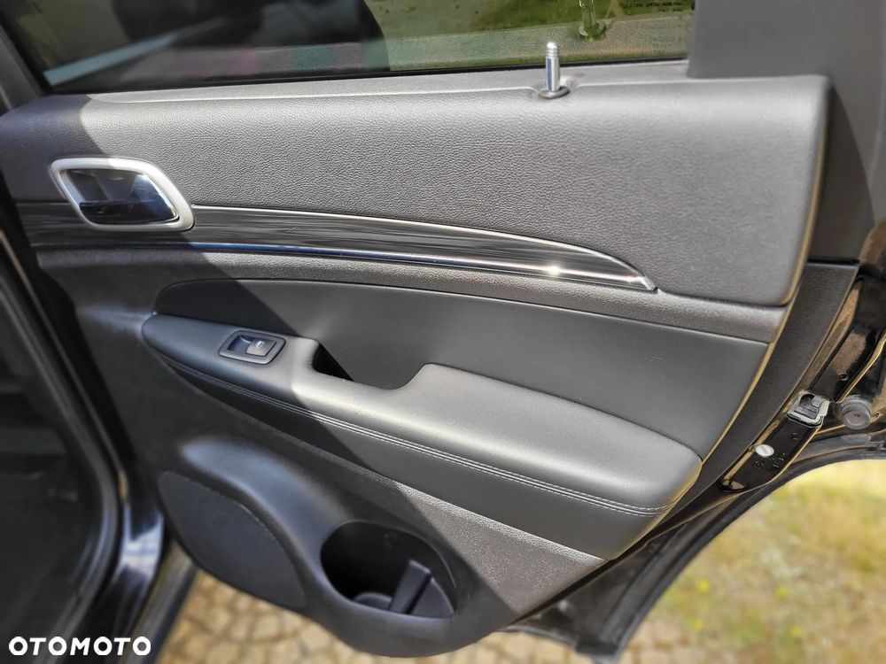 Jeep Grand Cherokee - 23