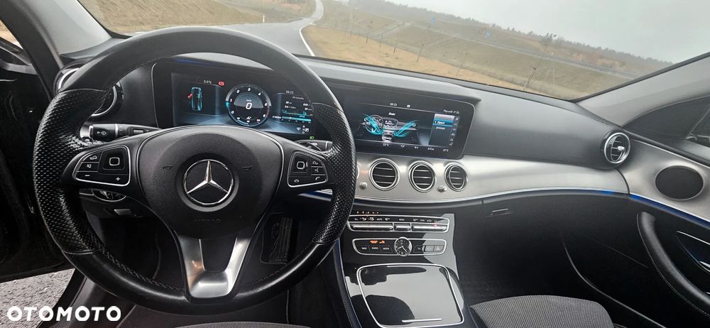 Mercedes-Benz Klasa E 220 d 9G-TRONIC - 24