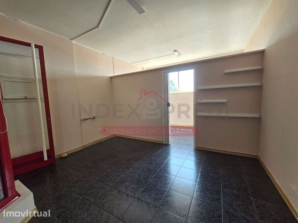 Loja com boas Montas - ARRENDAMENTO - C. Comercial Diana - Grande imagem: 4/9