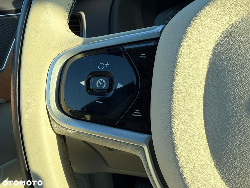 Volvo XC 90 B5 D AWD Geartronic Momentum Pro - 32