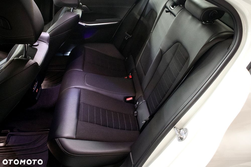 BMW Seria 3 318i Sport Line sport - 16