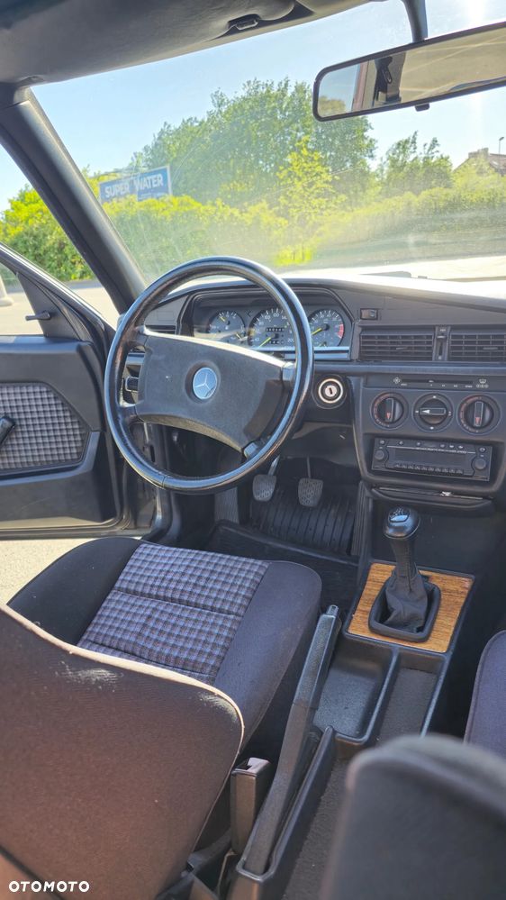 Mercedes-Benz W201 (190) - 9