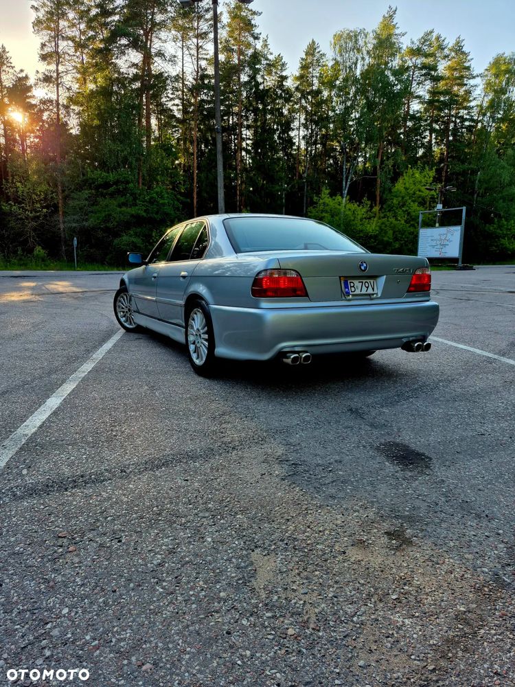 BMW Seria 7 740i - 8