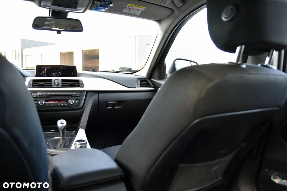 BMW Seria 3 320d - 25