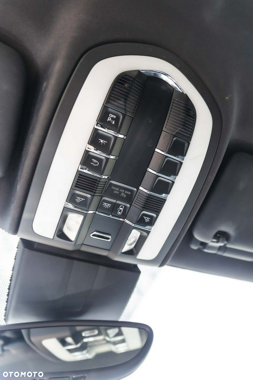 Porsche Cayenne - 25