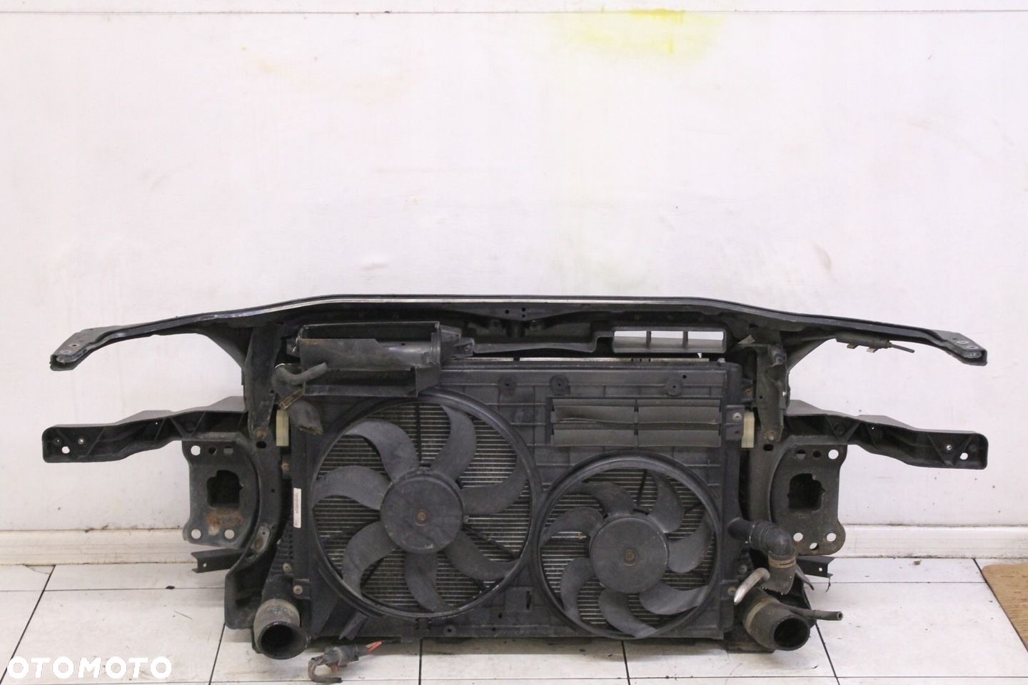 VW PASSAT B6 2.0 TDI 05R- PAS PRZEDNI CHŁODNICE - 2